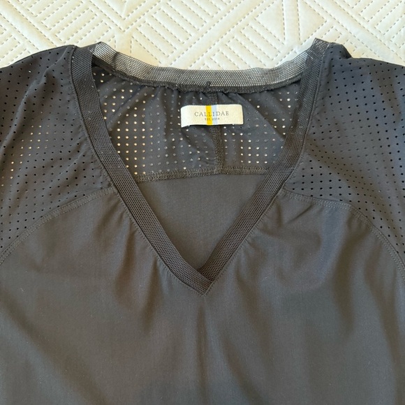 Callidae Tech Performance V-Neck Short Sleeve Top Size L In Black - Picture 2 of 9
